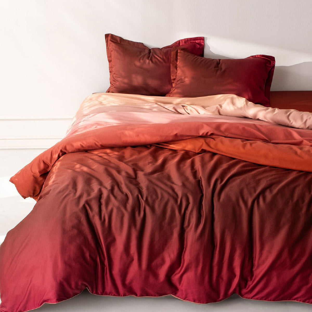 GLOBAL LIVING OMBRE RED MODERN DOUBLE BEDSHEET