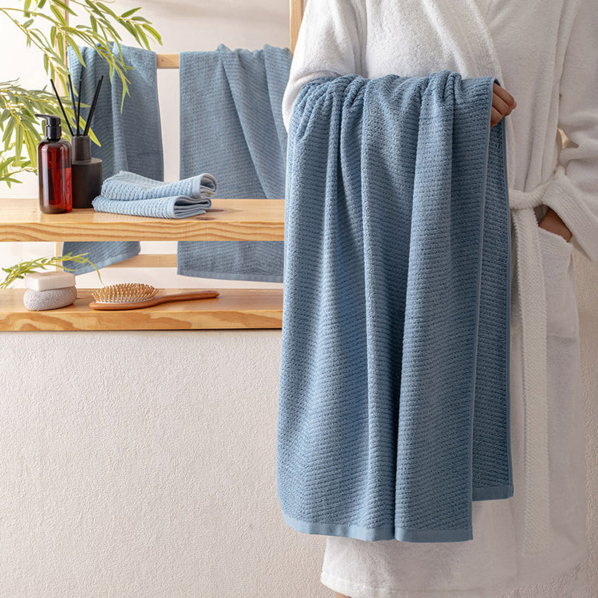 BAMBOO BLUE LIGHTWEIGHT LUXURY BATH TOWEL