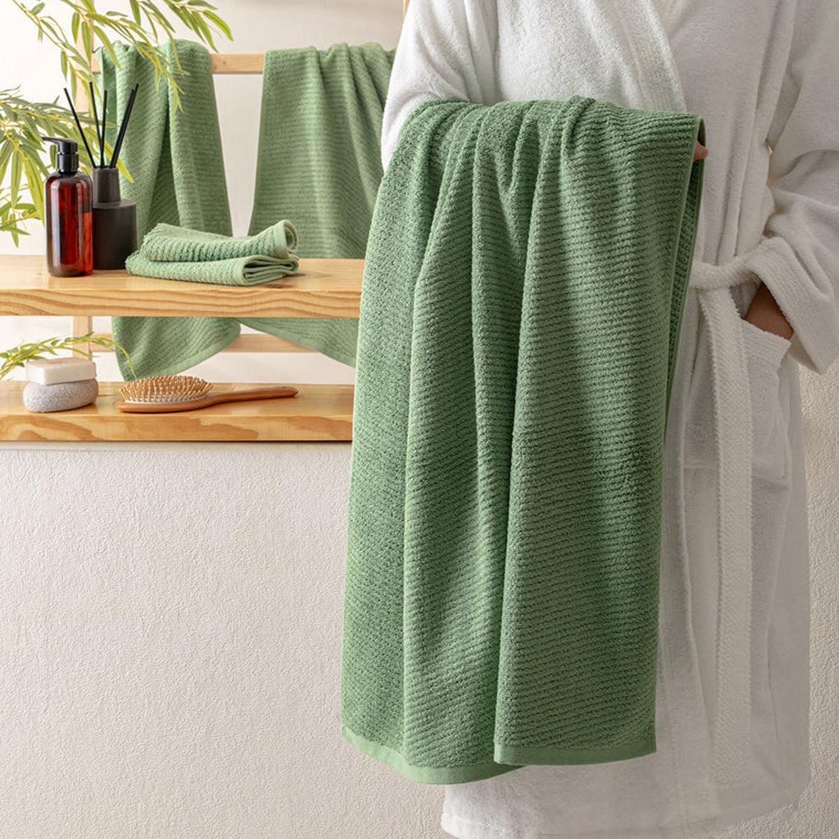 BAMBOO GREEN LIGHTWEIGHT LUXURY BATH TOWEL